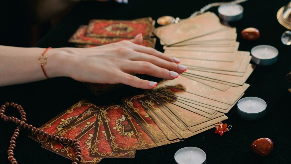 Una mujer con cartas del tarot y haciendo brujería