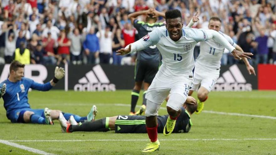 Sturridge celebra el gol, el segundo de Inglaterra, ante la desolación del portero y defensores de Gales.