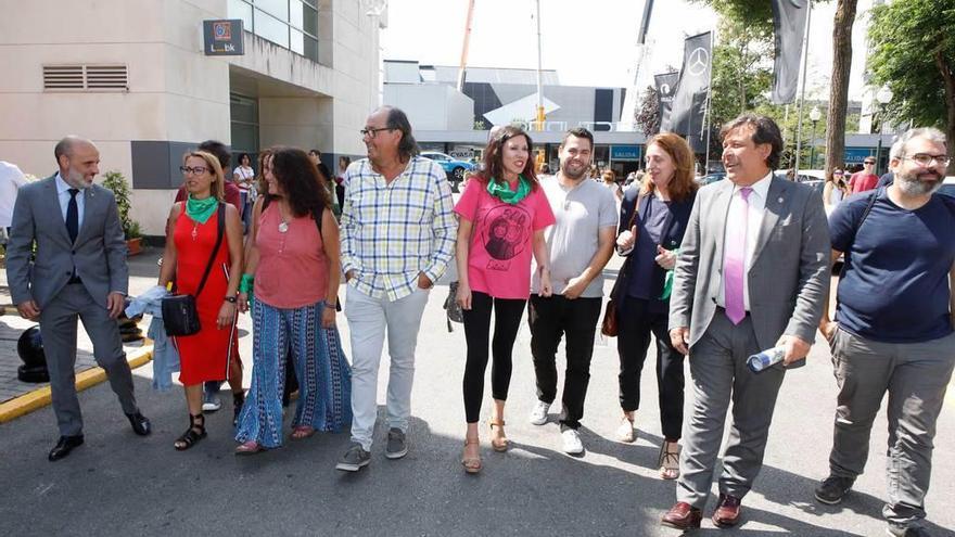 La delegación de Podemos y de sus marcas municipales, ayer, de paseo por la Feria de Muestras.