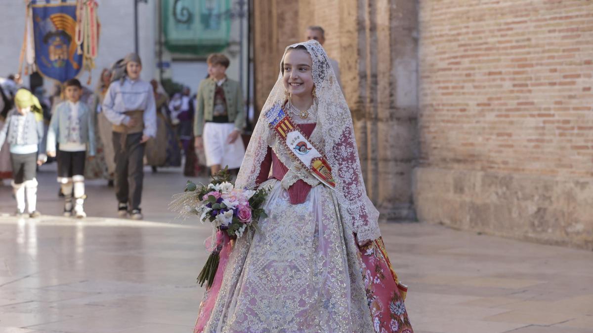 Una fallera mayor infantil desfila en la Ofrenda del pasado mes de marzo