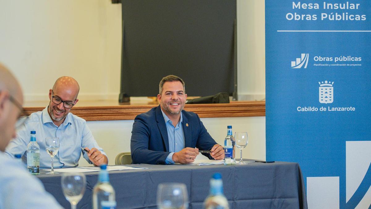 El vicepresidente del Cabildo de Lanzarote, Jacobo Medina (d), en la Mesa Insular de Obras Públicas celebrada en San Bartolomé.