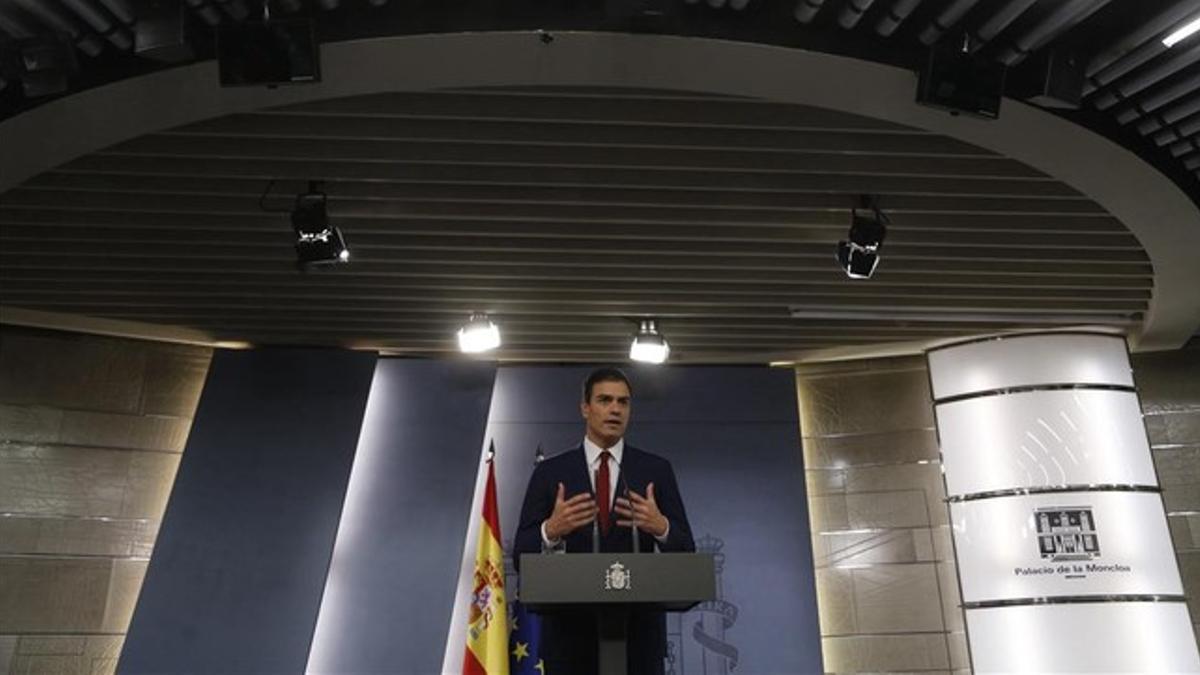 El secretario general del PSOE, Pedro Sánchez, en la sala de prensa de la Moncloa.