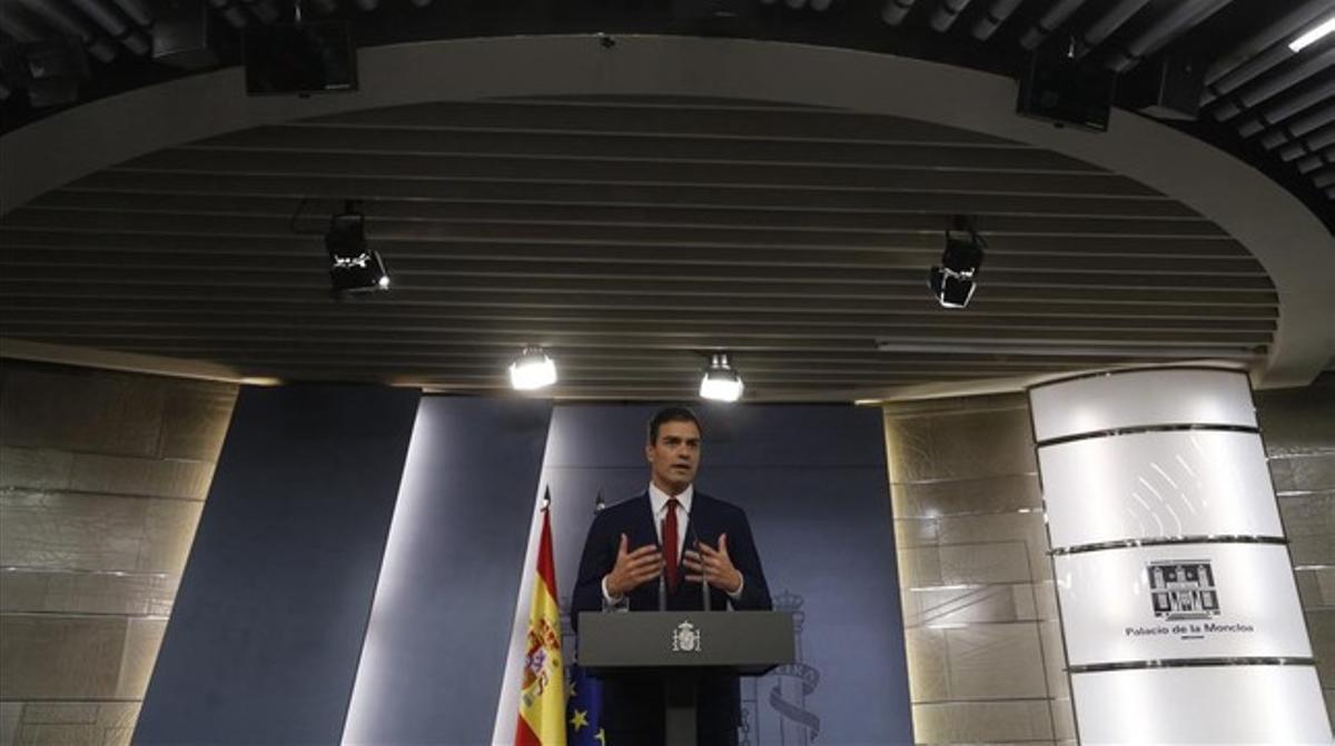 El secretari general del PSOE, Pedro Sánchez, a la sala de premsa de la Moncloa.