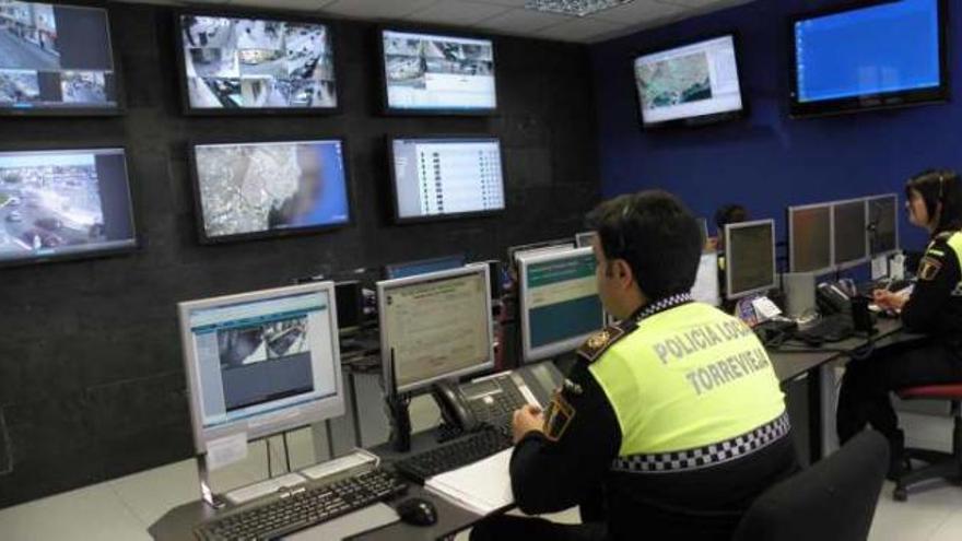Imagen de la sala de control del sistema de videovigilancia de la Policía Local.