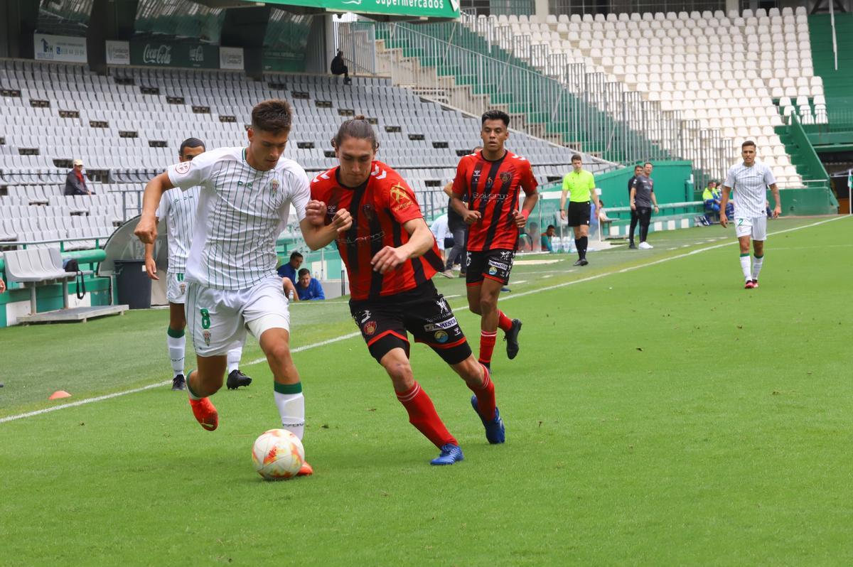 Lance de choque entre el Córdoba CF B y el Salerm Puente Genil en El Arcángel.