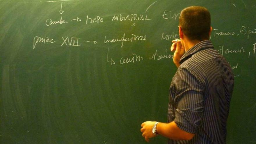 Un profesor imparte clase en un centro gallego.