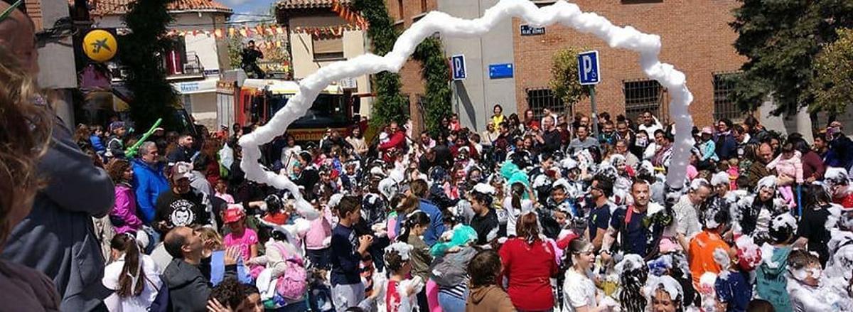 Fiesta de la espuma a cargo de los bomberos del Ayuntamiento de Madrid