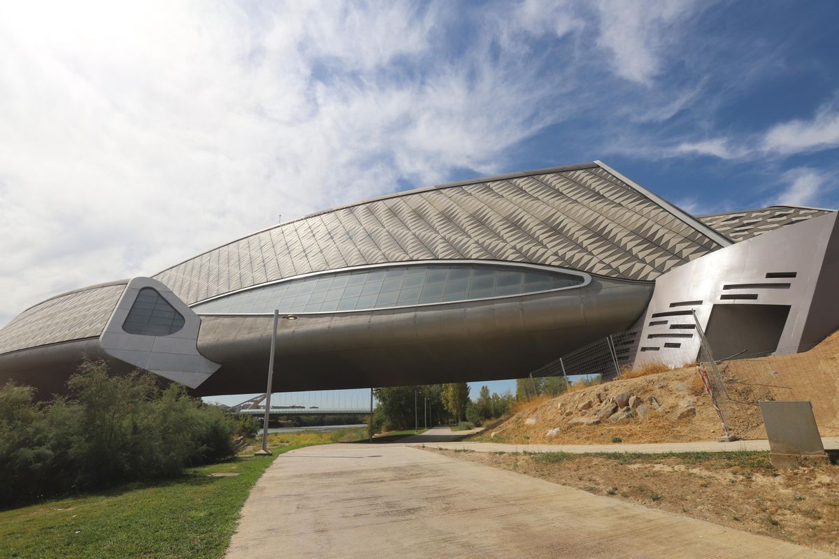 La nueva cristalera exterior del Pabellón Puente, que ha 'tapado' la cáscara perforada que dejaba entrar el aire por el interior de la pasarela.
