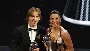 El jugador Luka Modric y la futbolista brasileña Marta posan tras ser galardonados con los premios The Best de la FIFA a mejor jugador y jugadora, respectivamente, durante la entrega de premios FIFA the Best 2018 en Londres