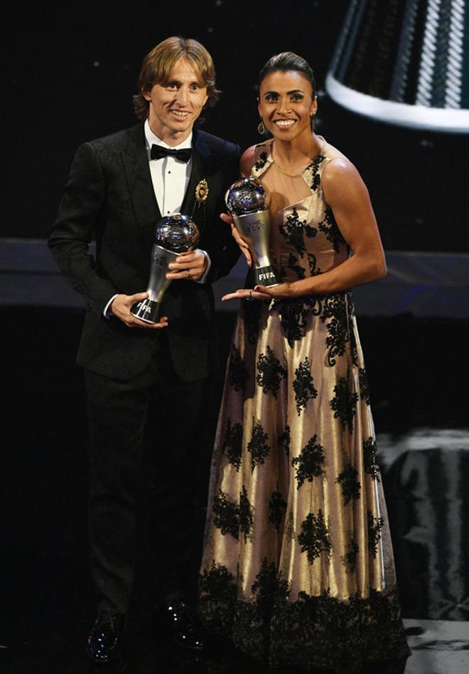 El jugador Luka Modric y la futbolista brasileña Marta posan tras ser galardonados con los premios The Best de la FIFA a mejor jugador y jugadora, respectivamente, durante la entrega de premios FIFA the Best 2018 en Londres