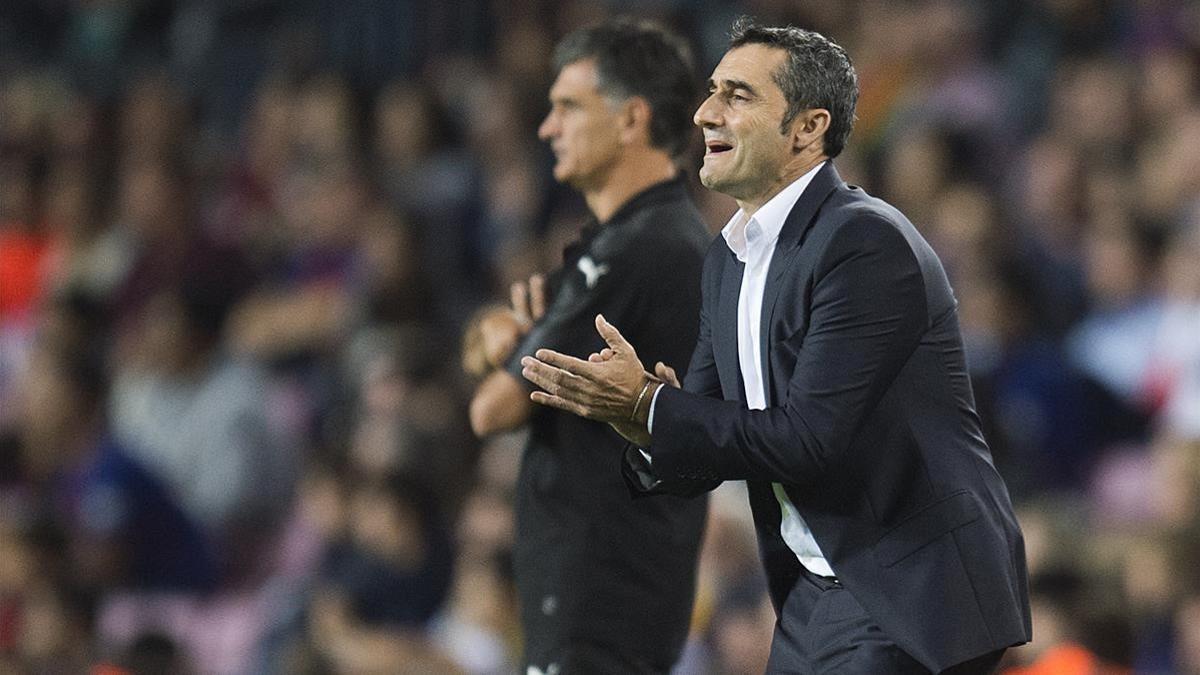 Valverde da instrucciones a sus jugadores en el Barça-Eibar.