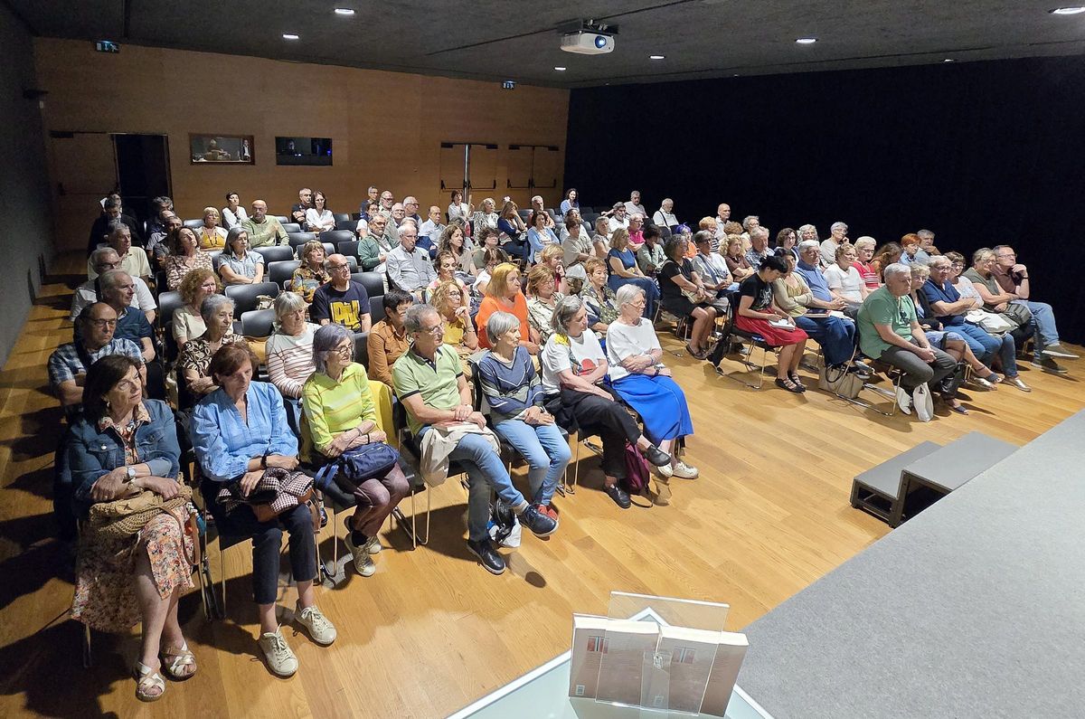 Público asistente al Club Faro con el escritor gallego Suso de Toro como invitado