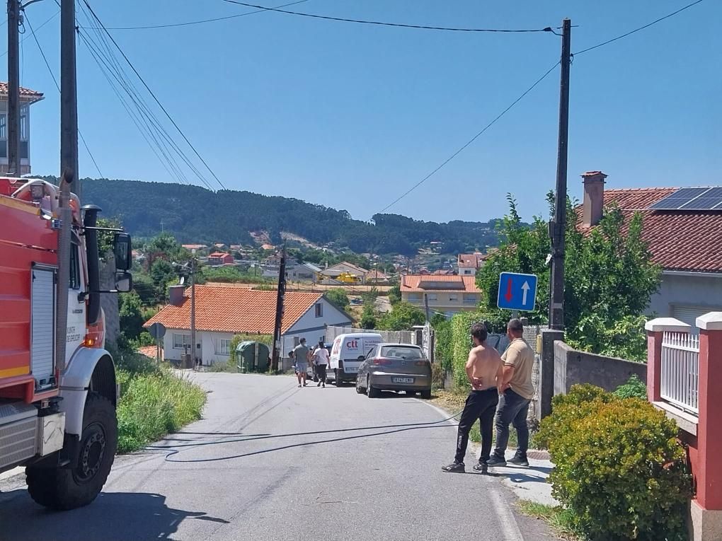 Vecinos se sumaron a las labores de extinción del incendio de A Barraca, en Bueu