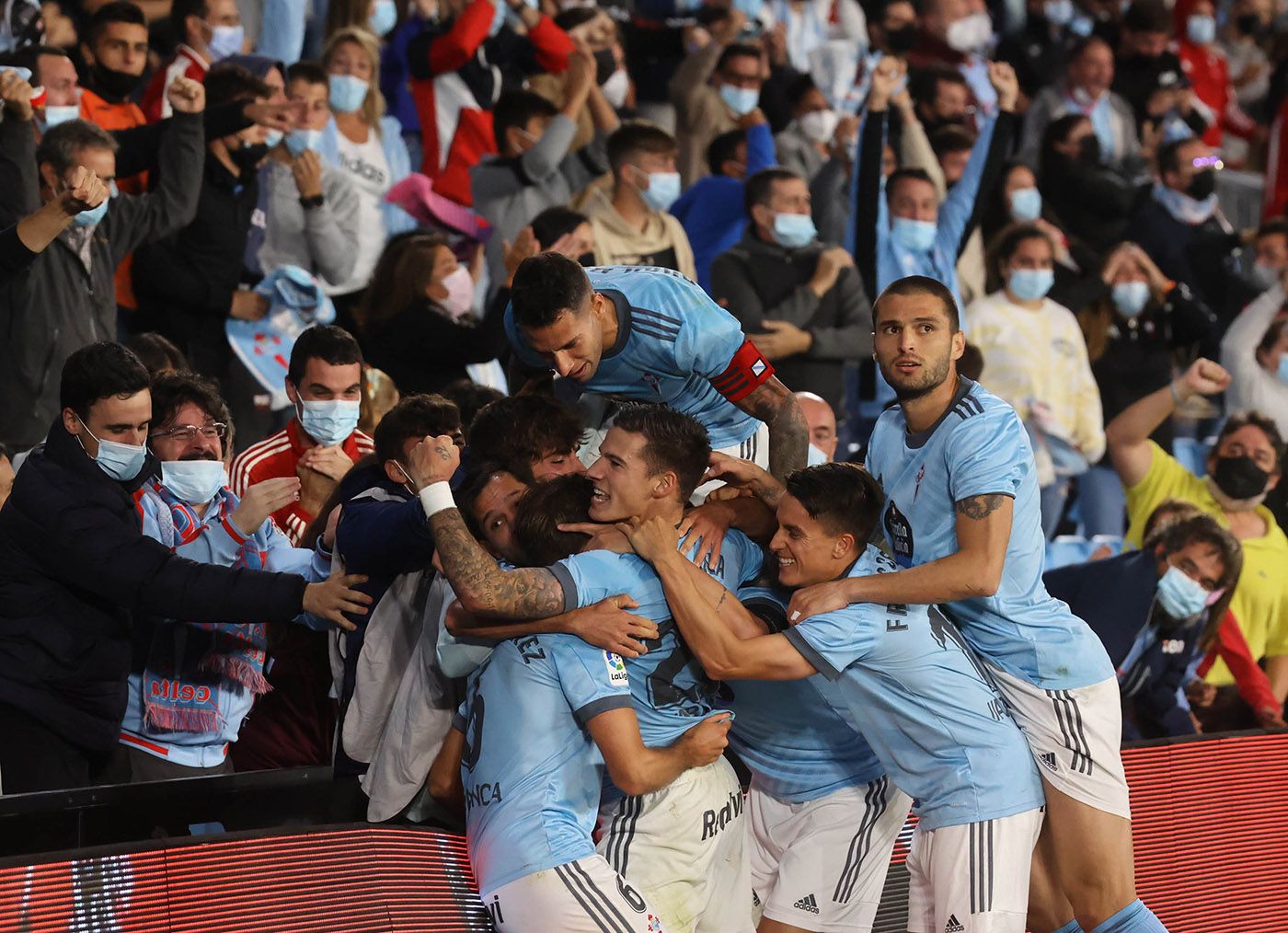 Los jugadores del Celta celebran con la afición el gol de Denis al Granada