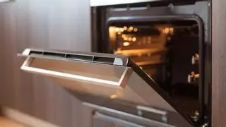 El horno, limpio como una patena en segundos con un producto casero