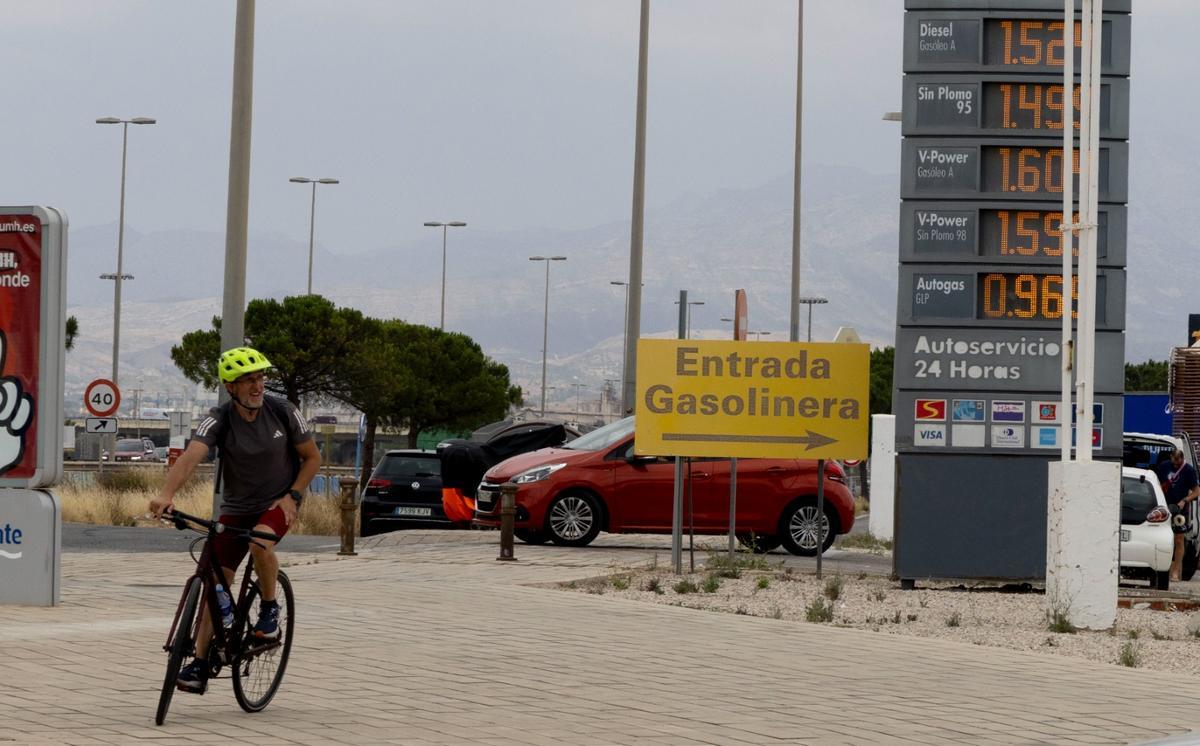 La entrada a una gasolinera de Alicante.
