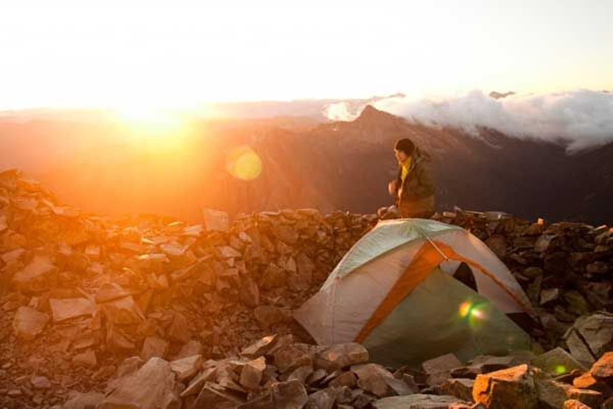 El sol de la mañana ilumuna la conocido Frosty Peak de la British Columbia de Canada.