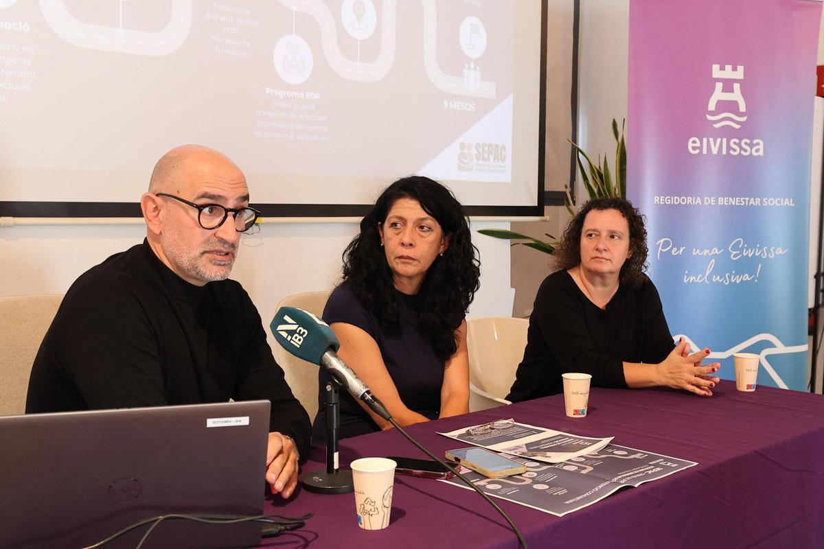 Iván Castro, Lola Penín y Belén López-Higuera, durante la presentación del nuevo servicio del Ayuntamiento de Ibiza