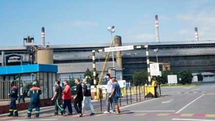 Trabajadores a las puertas de la fábrica de A Grela.