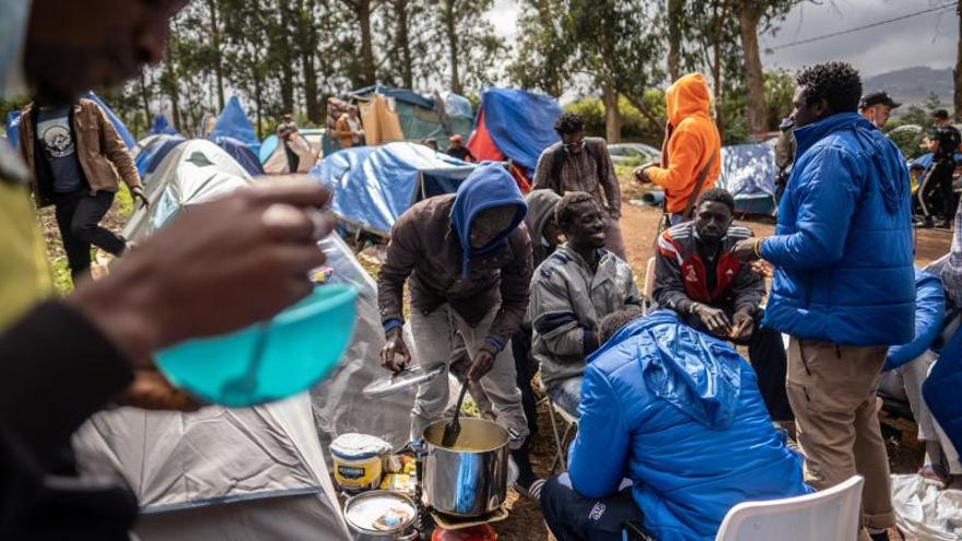 Protesta ante el campamento de Las Raíces por parte de migrantes y activistas