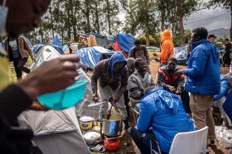 Protesta ante el campamento de Las Raíces por parte de migrantes y activistas