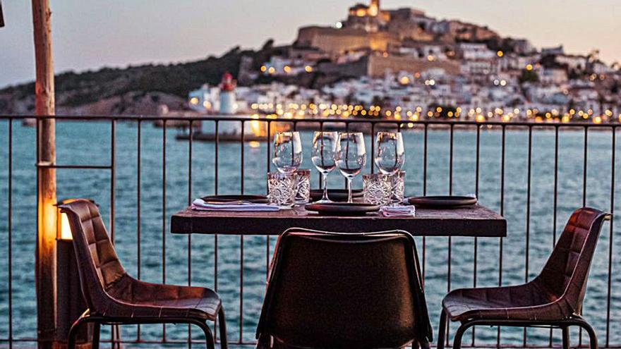 Roto Club Ibiza, gastronomía y vistas de impacto.