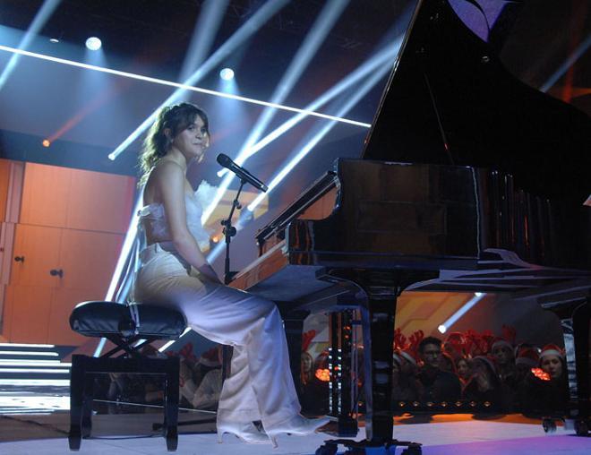 Amaia cantando en la gala de Navidad de OT con look en color blanco