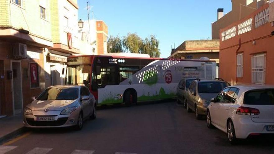 El bus de la EMT se queda atascado más de una hora en el Palmar