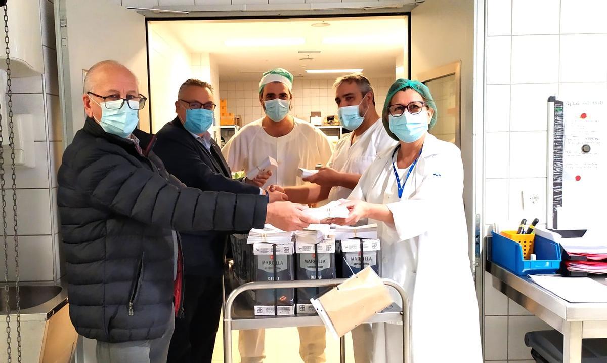 Julián Menéndez y Juan García, con los responsables de la cocina del HUCA, Rogelio Rionda, Iván López y Marián Ovide.