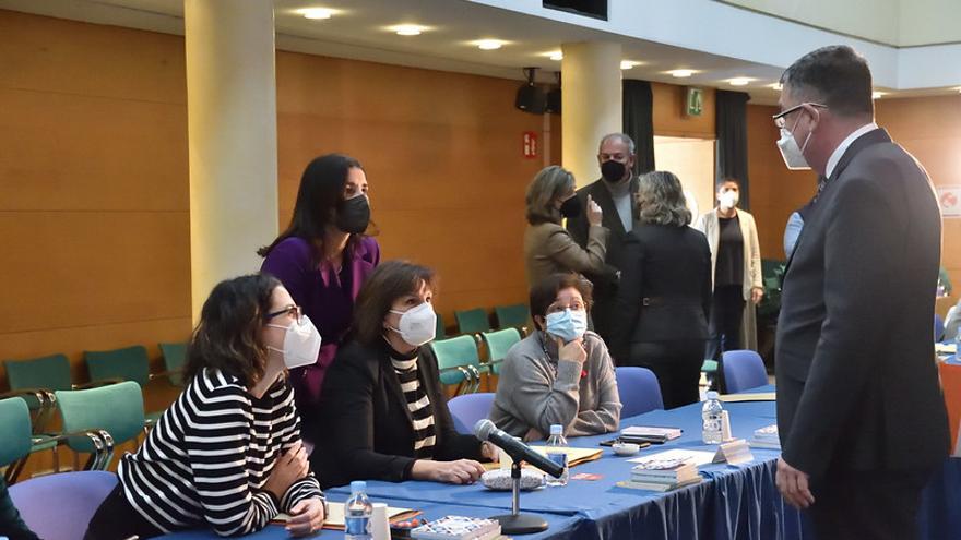 Aitana Mas (Compromís), Carmen Martínz (PSPV), Ruth Merino (Cs) y Sabina Escrig (PSPV) con Enric Morera esta mañana en las Corts