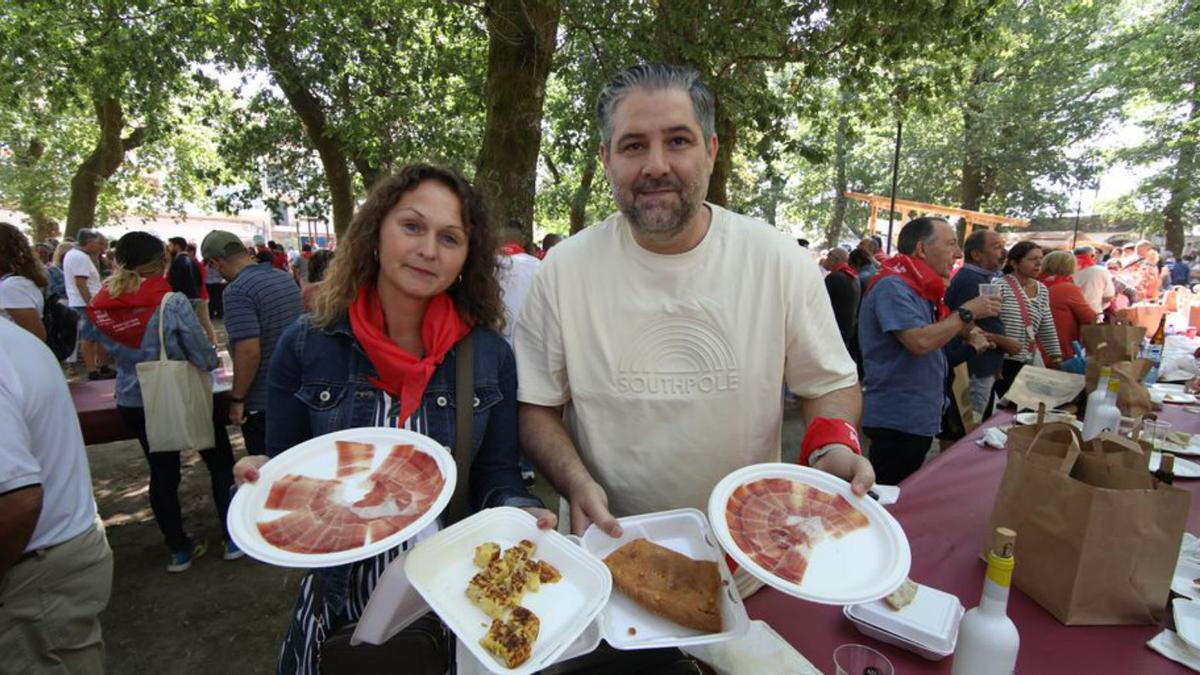 Jamón curado, tortilla y empanada de jamón, en la fiesta.   | // A.G. 