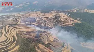 Los Bomberos trabajan para apagar un incendio de rastrojos en La Baronia de Rialb