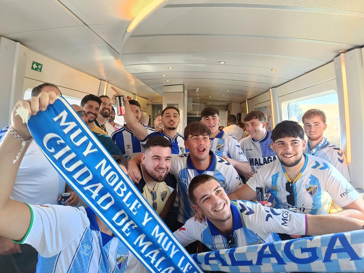 El AVE Málaga-Madrid se tiñó de blanquiazul durante toda la jornada.