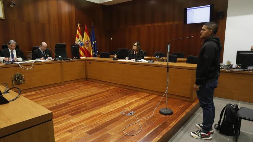 El acusado, Felipe C. S., antes de declarar ante los magistrados de la Sección Tercera de la Audiencia de Zaragoza, ayer. | ANDREEA VORNICU