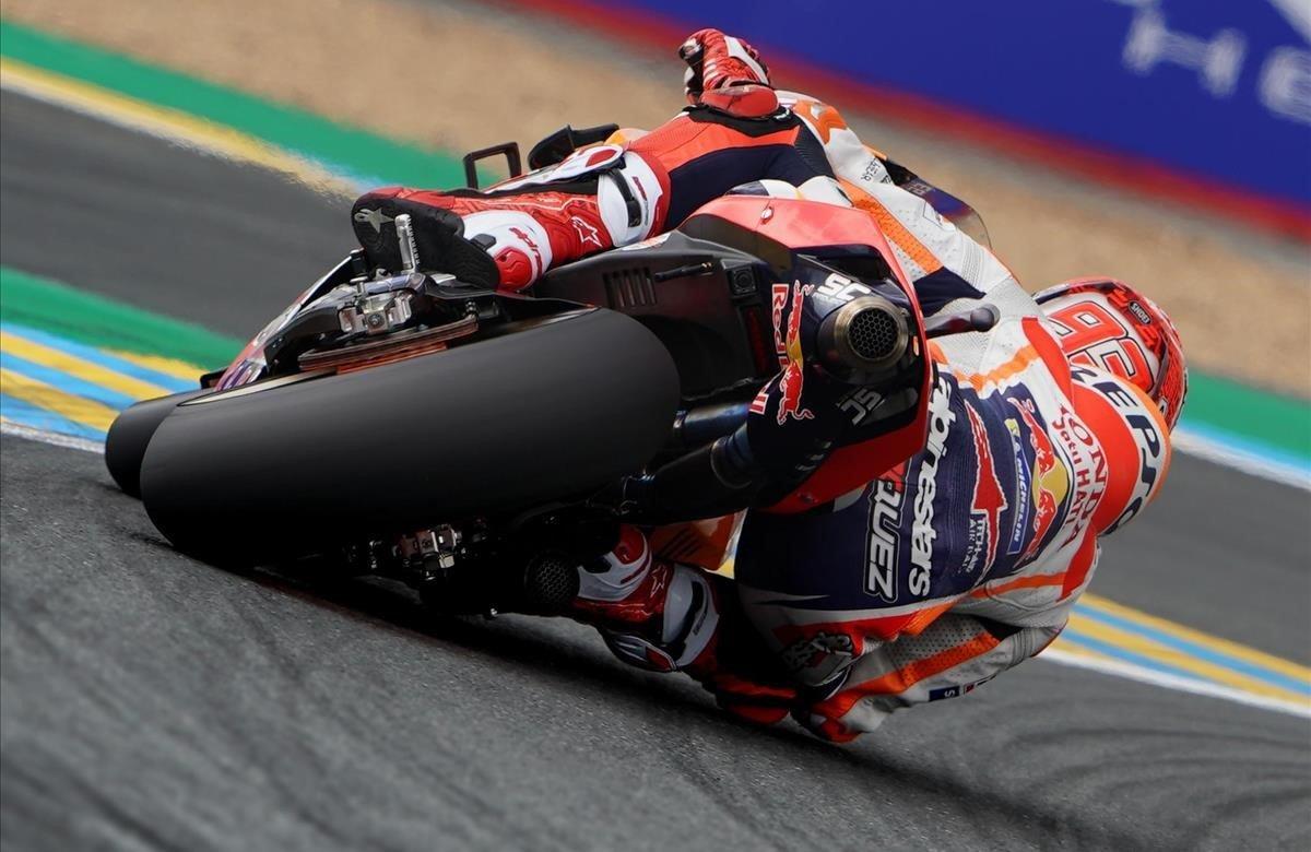 Marc Márquez (Honda), hoy, en Le Mans (Francia), en una de sus vueltas rápidas, que ha asombrado a sus rivales por la forma de pilotar.