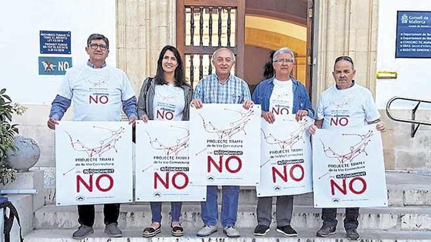 Los vecinos, antes de reunirse con la consellera Garrido.