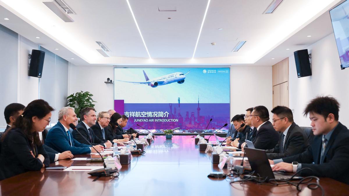 La reunión con la compañía aérea China, encabezada por el concejal delegado de Economía, Hacienda y Fondos de la UE, Carlos Conde