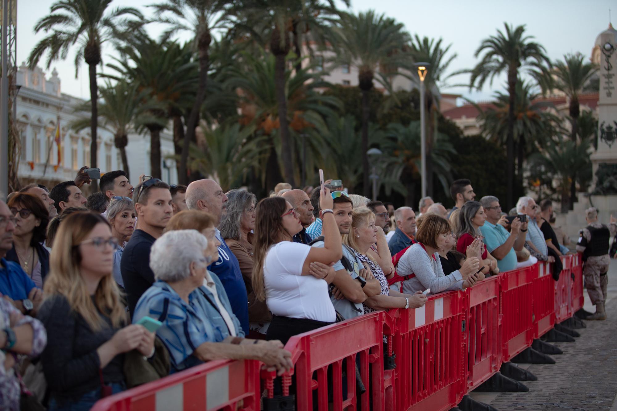 Arriado de la bandera de España en Cartagena