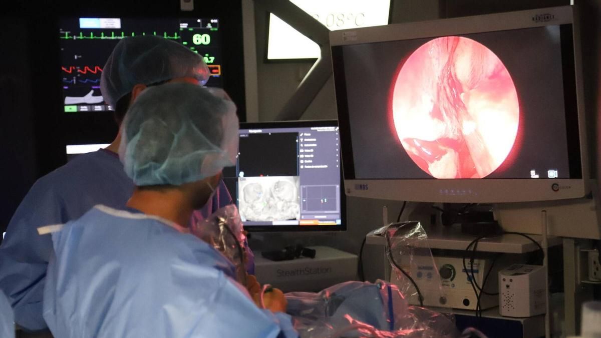 Cordoba Quirofano hospital Reina Sofía , operación tumor. Juan Solivera