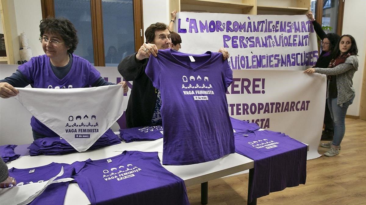 preparacion de camisetas y pancartas para la manifestación del día 8 de marzo