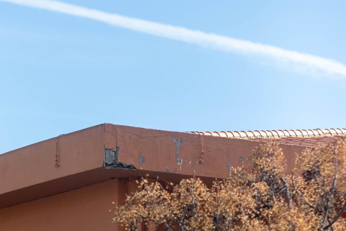 Un detalle de la parte dañada de la fachada del colegio alicantino