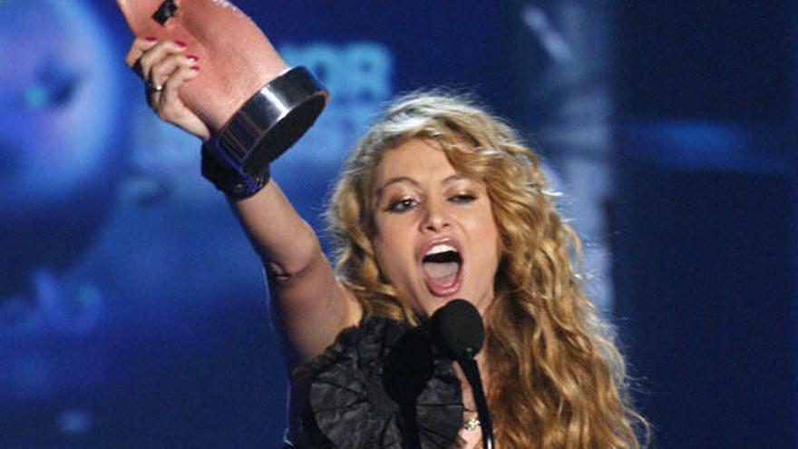 Paulina Rubio recibe un premio durante la gala de ayer