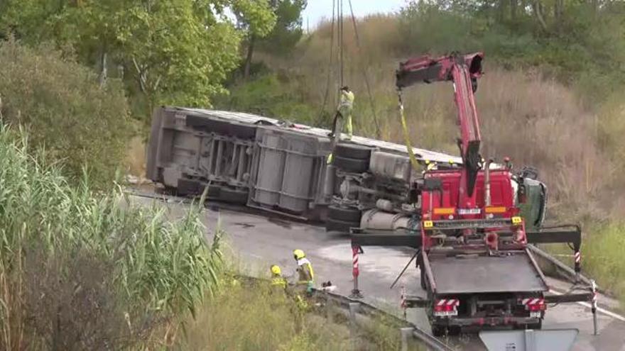 Tallada l'N-II a Bàscara en sentit Girona per un camió bolcat que portava 180 porcs