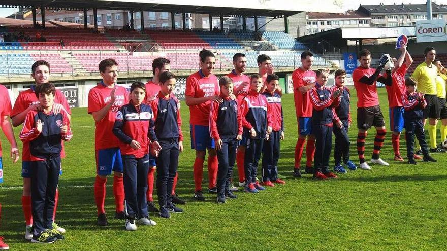 Los jugadores de la UD Ourense, en los momentos previos al partido contra el Silva. // Iñaki Osorio