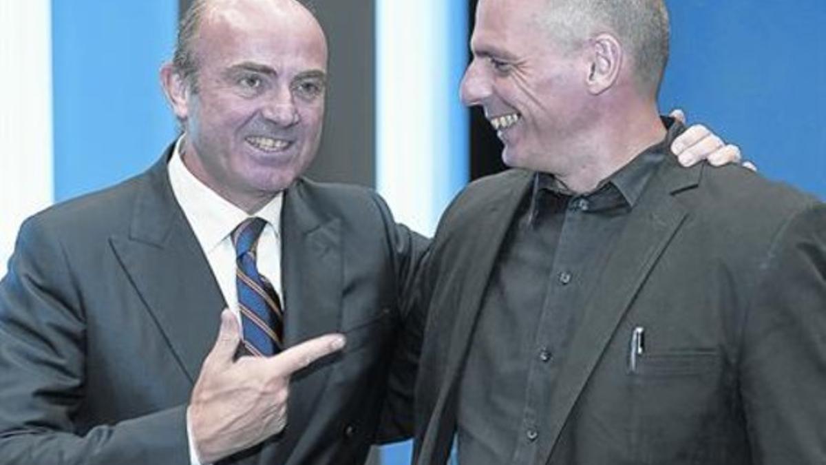 El ministro de Finanzas español, Luis de Guindos (izq.), junto a su homólogo griego, Yanis Varoufakis, este jueves.