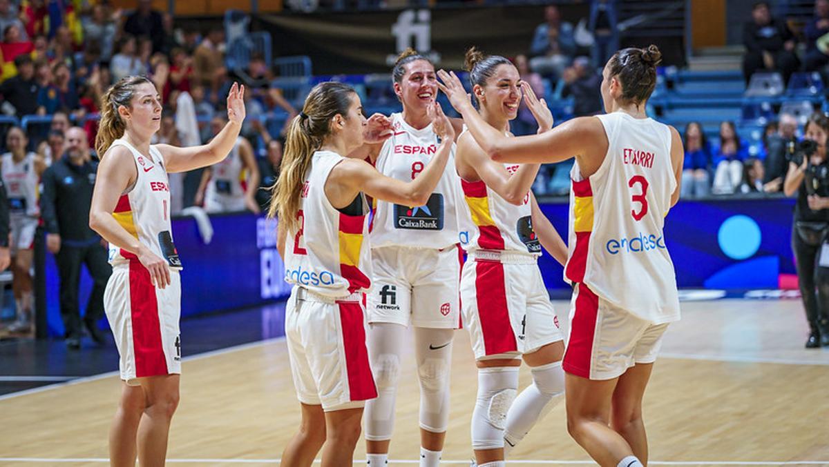 Las jugadoras de la selección celebran su triunfo.