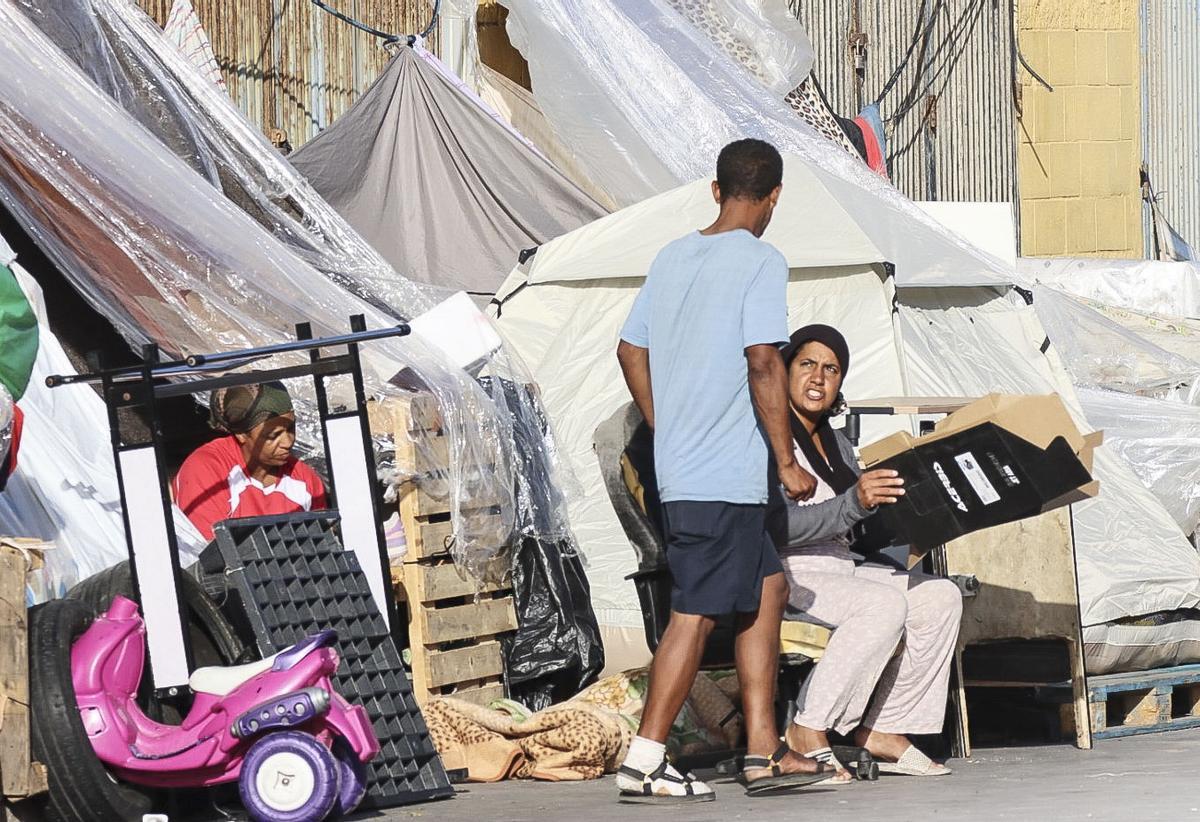 Asentamiento de personas migrantes en las inmediaciones de las naves del Tarajal (Ceuta), este miércoles.