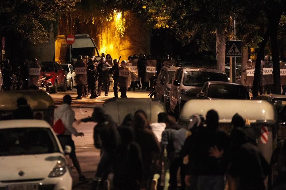 Manifestants violents cremen barricades al centre de Girona