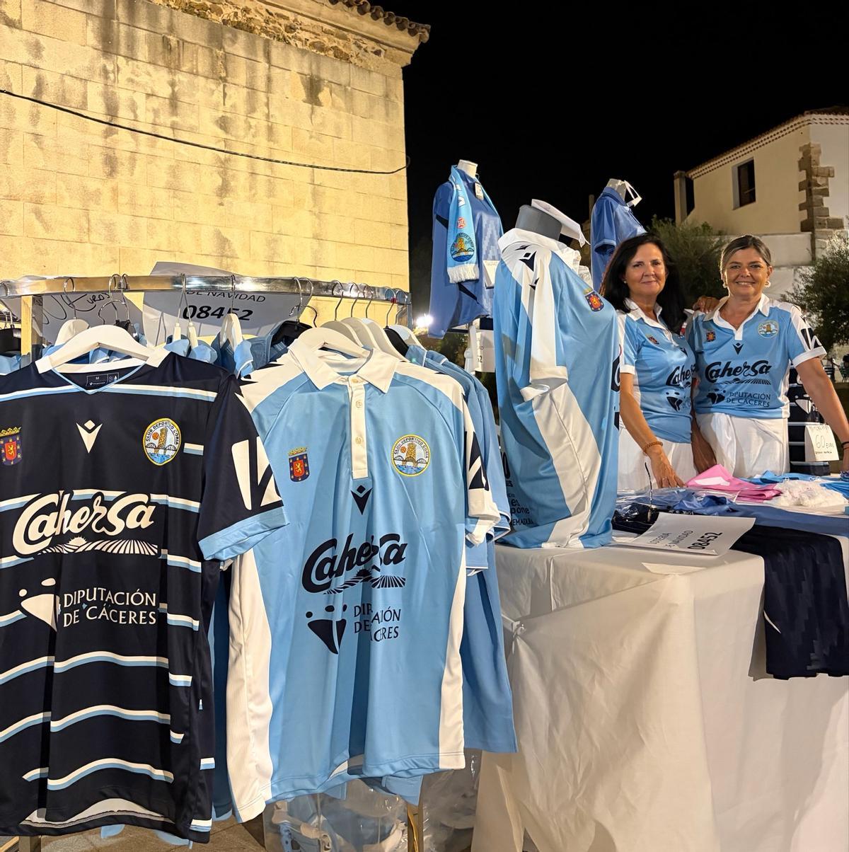 Presentación de las nuevas camisetas del Coria.