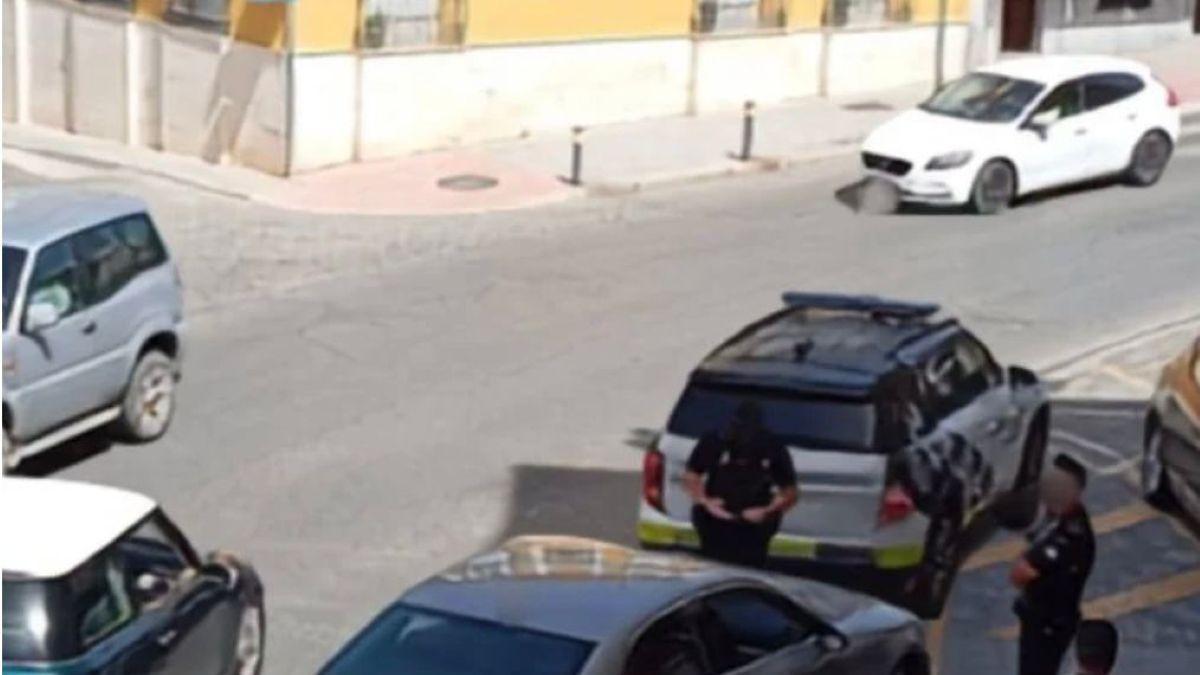 La Policía Local de Puente Genil, en el lugar del atropello.